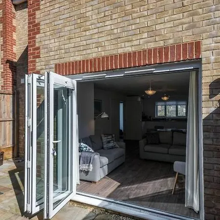 Beach Mews - Modern Townhouse With Patio And Private Parking Broadstairs Exterior photo