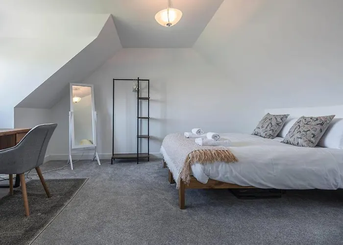 Beach Mews - Modern Townhouse With Patio And Private Parking