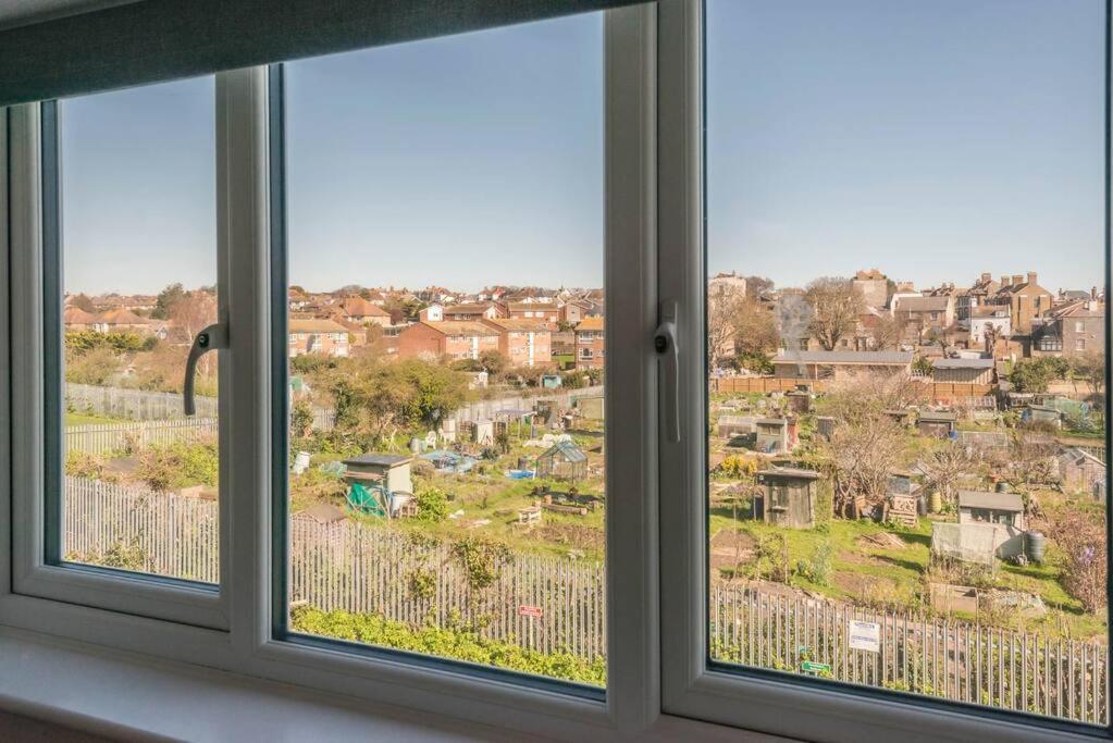 Mews - Modern Townhouse With Patio And Private Parking Broadstairs