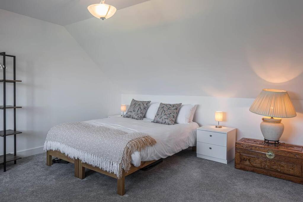 Mews - Modern Townhouse With Patio And Private Parking *