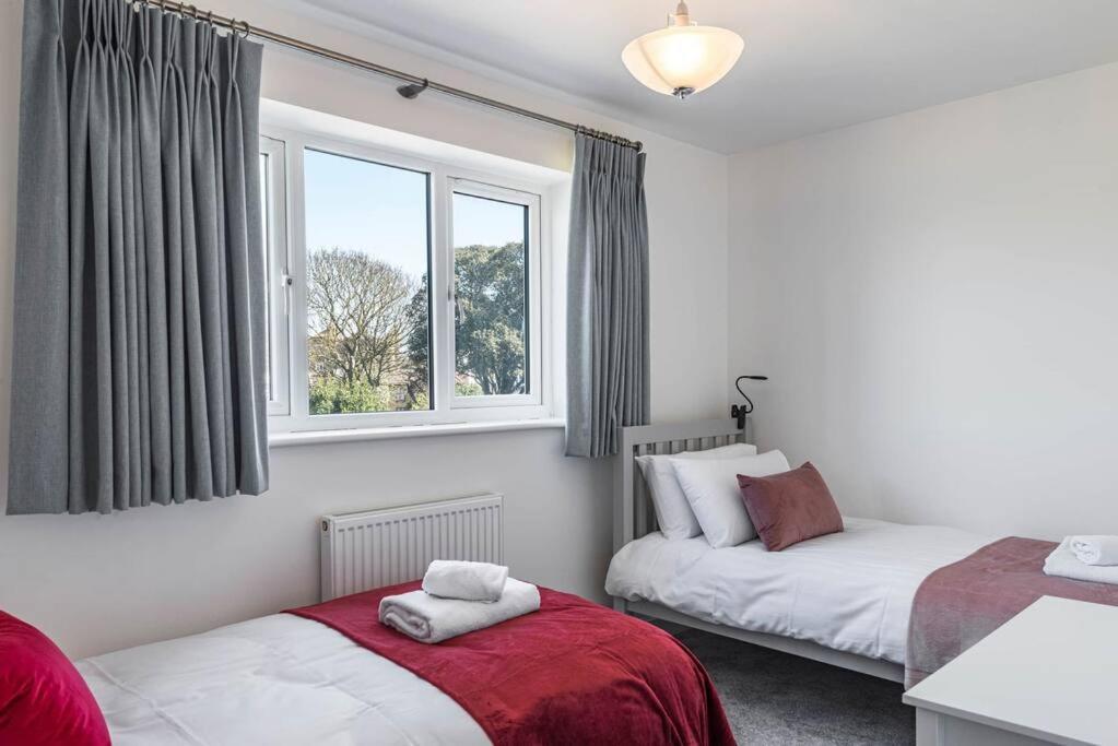 Mews - Modern Townhouse With Patio And Private Parking