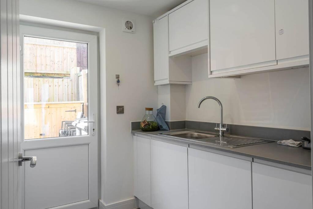 Mews - Modern Townhouse With Patio And Private Parking *
