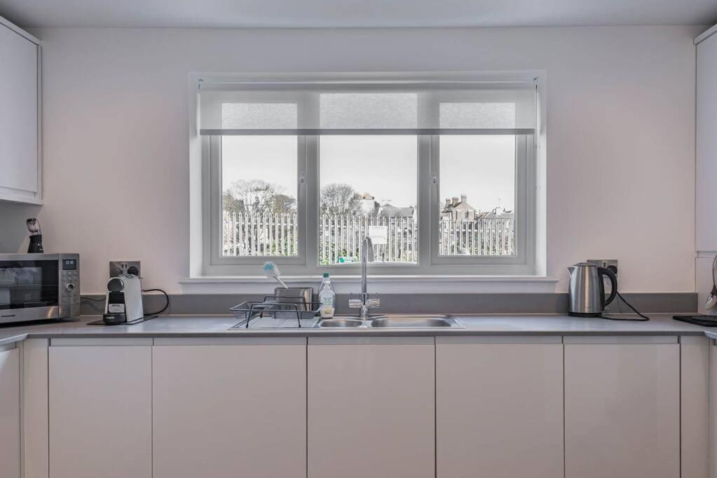 Mews - Modern Townhouse With Patio And Private Parking Holiday home *