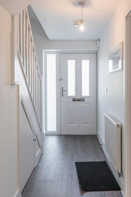 Mews - Modern Townhouse With Patio And Private Parking