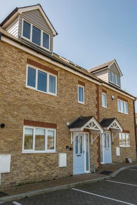 Mews - Modern Townhouse With Patio And Private Parking Holiday home