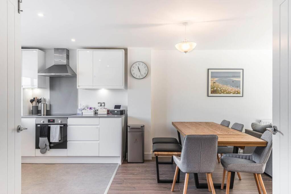 Mews - Modern Townhouse With Patio And Private Parking Holiday home Broadstairs