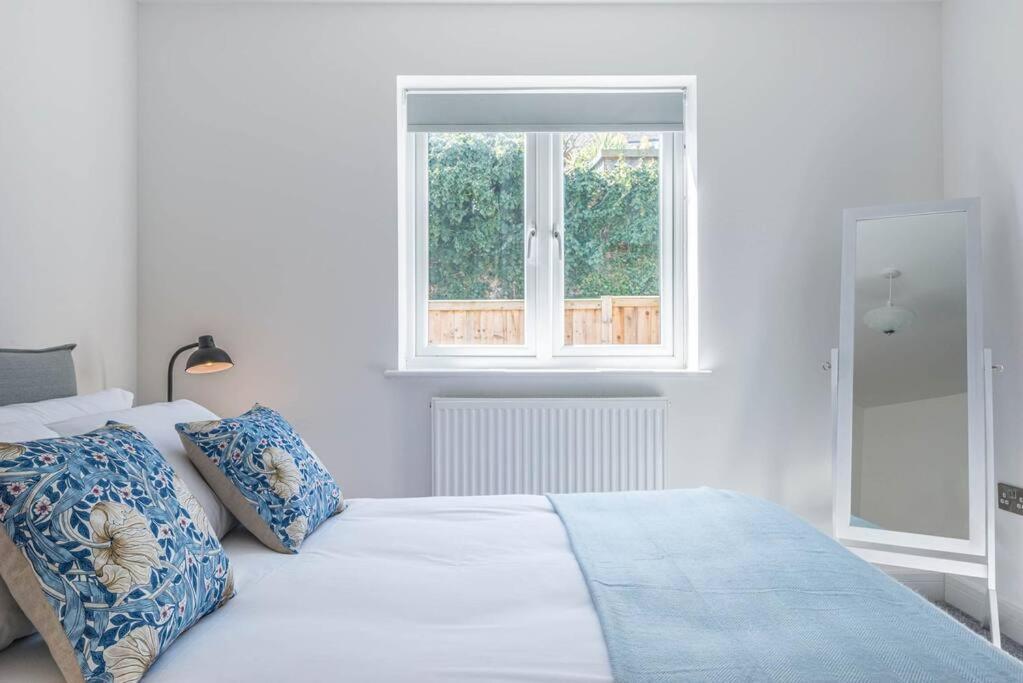 Mews - Modern Townhouse With Patio And Private Parking Holiday home
