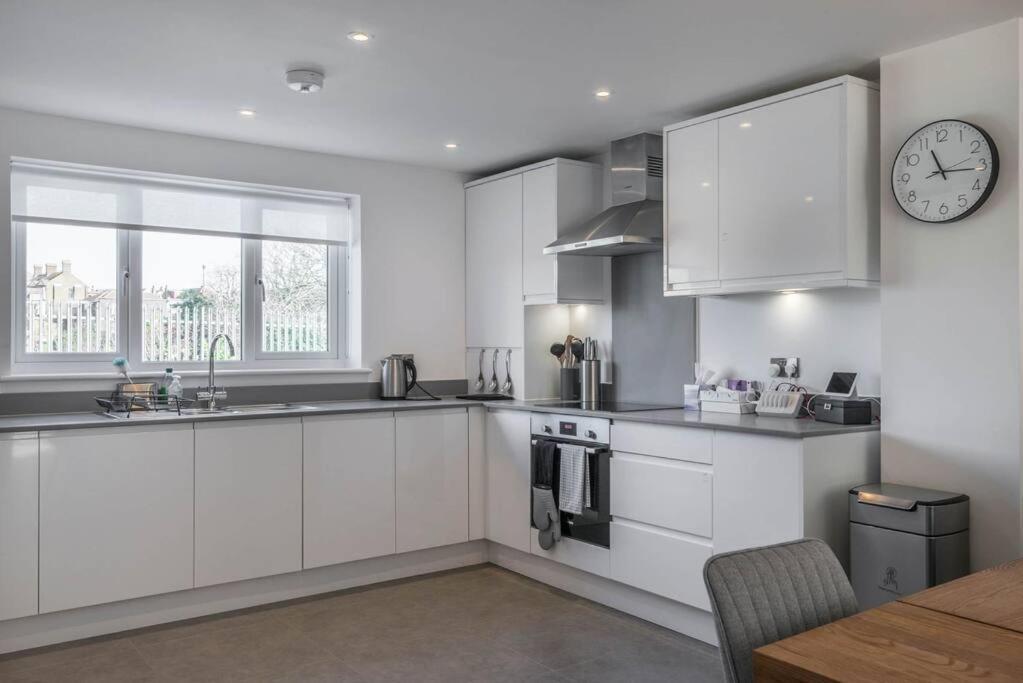 Mews - Modern Townhouse With Patio And Private Parking *